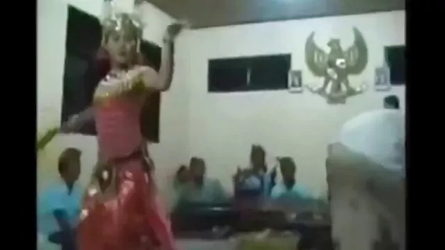 అందమైన మరియు సెక్సీ నల్లటి జుట్టు గల స్త్రీ కేసీ కాల్వెర్ట్ బాత్రూంలో బ్లోజాబ్ ఇస్తుంది సెక్స్ వీడియో తెలుగు లో